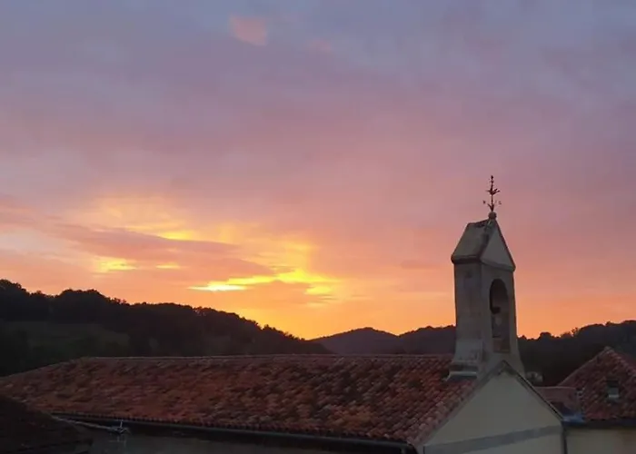 Hébergement de vacances Chaleureuse Maison Avec Jacuzzi *