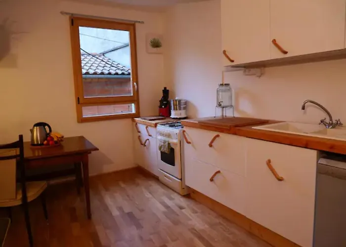 Hébergement de vacances Chaleureuse Maison Avec Jacuzzi *